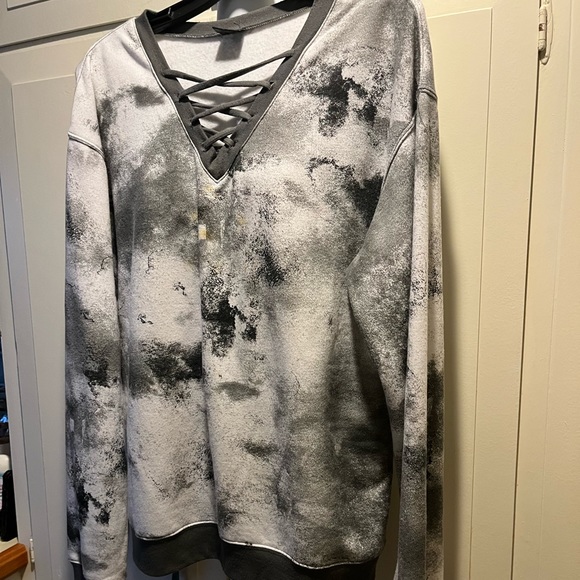 Nice warm Simi sweat shirt. Black and white.very comfortable. Size M. - Picture 3 of 4